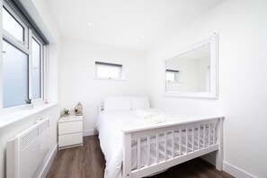 1 habitación, tabla de planchar con plancha, wifi y ropa de cama