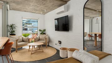 Grand-Studio | Wohnbereich | 40-Zoll-Flachbildfernseher mit Satellitenempfang, Netflix