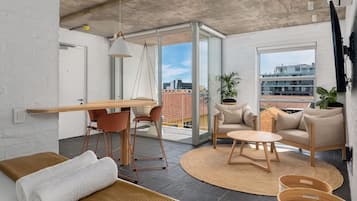 Grand-Studio | Wohnbereich | 40-Zoll-Flachbildfernseher mit Satellitenempfang, Netflix