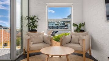 Grand-Studio | Wohnbereich | 40-Zoll-Flachbildfernseher mit Satellitenempfang, Netflix