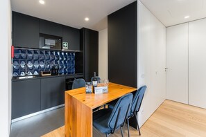 Kühlschrank, Mikrowelle, Ofen, Geschirrspüler