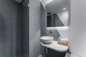 Een douche, een haardroger, handdoeken, zeep