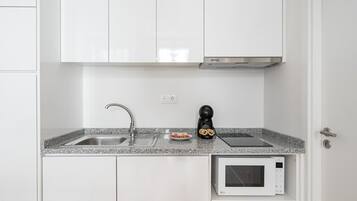 Cafetière/bouilloire, réfrigérateur, micro-ondes, plaque de cuisson