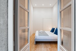 2 soverom, skrivebord, strykejern/-brett og internettilgang