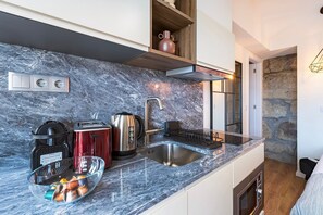 Kjøleskap, mikrobølgeovn, oppvaskmaskin og kaffetrakter/tekoker