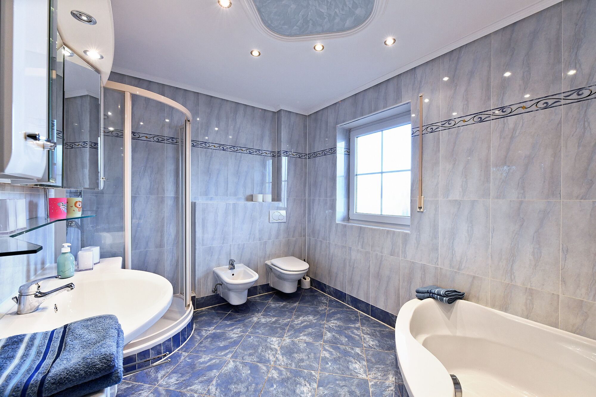 Haartrockner, Bidet, Handtücher, Seife
