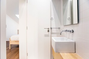 Dusj, hårføner og håndklær