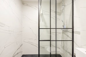 Dusche, Haartrockner, Handtücher