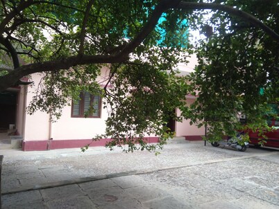 Spacious AC Garden Villa Very close to Hyd - Vja National Highway 