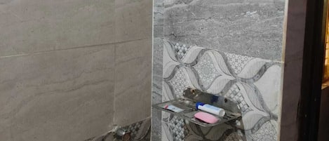 Douche, séchoir à cheveux, savon, shampooing