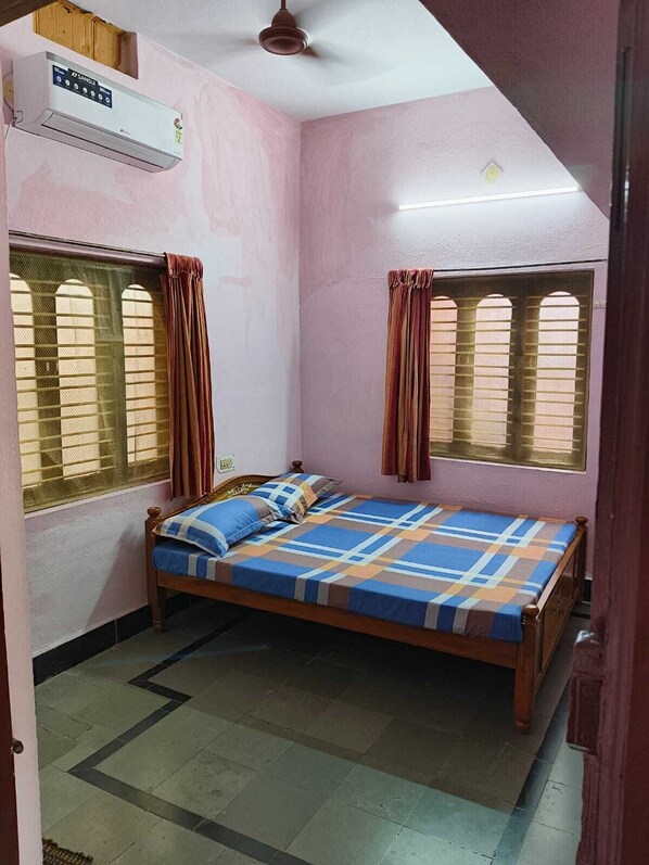 1 bedroom, desk, free WiFi, bed sheets