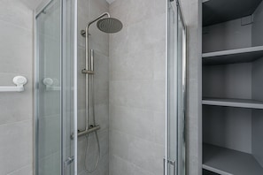 Dusche, Haartrockner, Handtücher