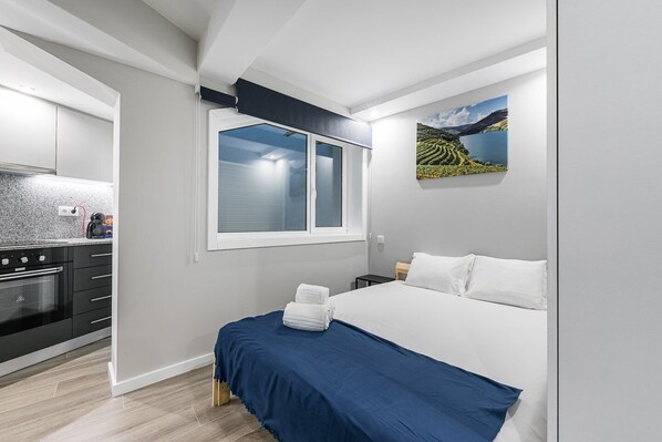 Skrivebord, internettilgang og sengetøy