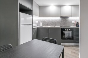 Geladeira, micro-ondas, fogão, cafeteira/chaleira