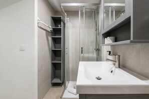 Douche, sèche-cheveux, serviettes fournies