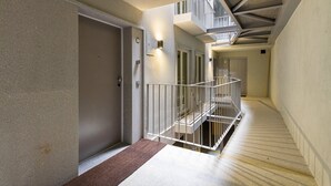 Ein modernes Interieur mit Treppe, einer Tür und einem Geländer.