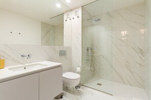 Douche, sèche-cheveux, serviettes fournies, savon