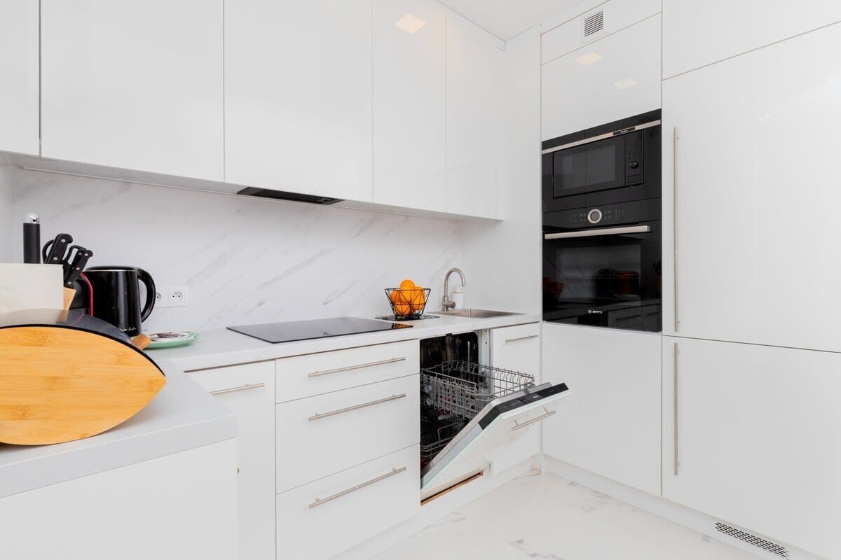Wasserkocher mit Kaffee-/Teezubehör, Kühlschrank, Mikrowelle, Ofen