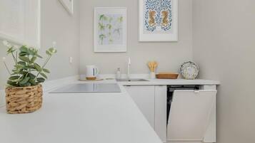 Kühlschrank, Ofen, Herdplatte, Geschirrspüler