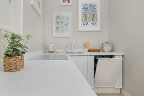 Kjøleskap, ovn, kokeplater og oppvaskmaskin