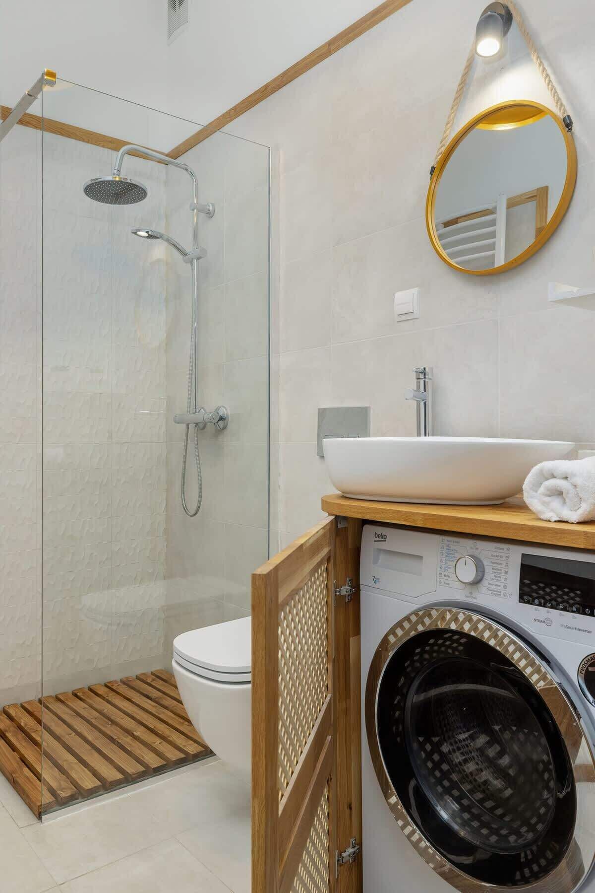 Douche, sèche-cheveux, shampoing