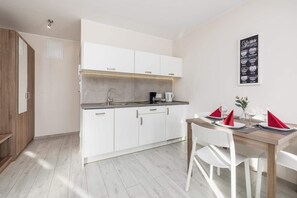 Frigorífico, microondas, placa de cocina y lavavajillas