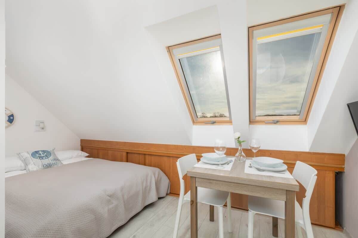 Iron/ironing board, WiFi, bed sheets