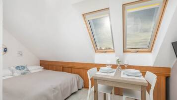 Iron/ironing board, WiFi, bed sheets
