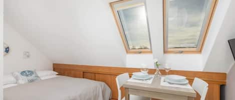 Iron/ironing board, WiFi, bed sheets