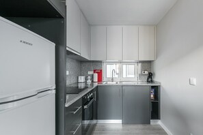 Fridge, microwave, oven, coffee/tea maker