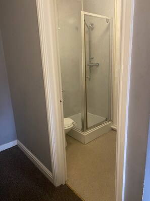 Standard Twin Room | Bathroom - Turf Hotel (Richmond)