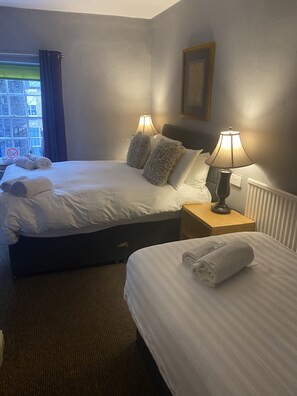 Standard Twin Room | Iron/ironing board, free WiFi - Turf Hotel (Richmond)