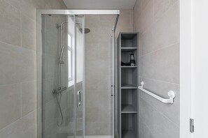 Douche, sèche-cheveux, serviettes fournies