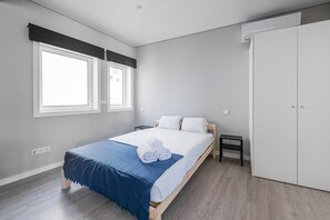 Escritorio, internet y ropa de cama 