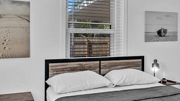 3 habitaciones, escritorio y tabla de planchar con plancha