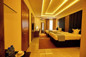 Luxury Twin Room | Premium bedding, down comforters, memory foam beds, minibar