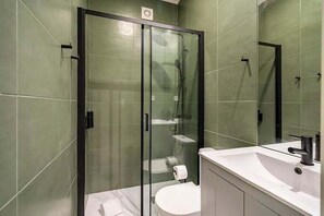 Dusche, Haartrockner, Handtücher