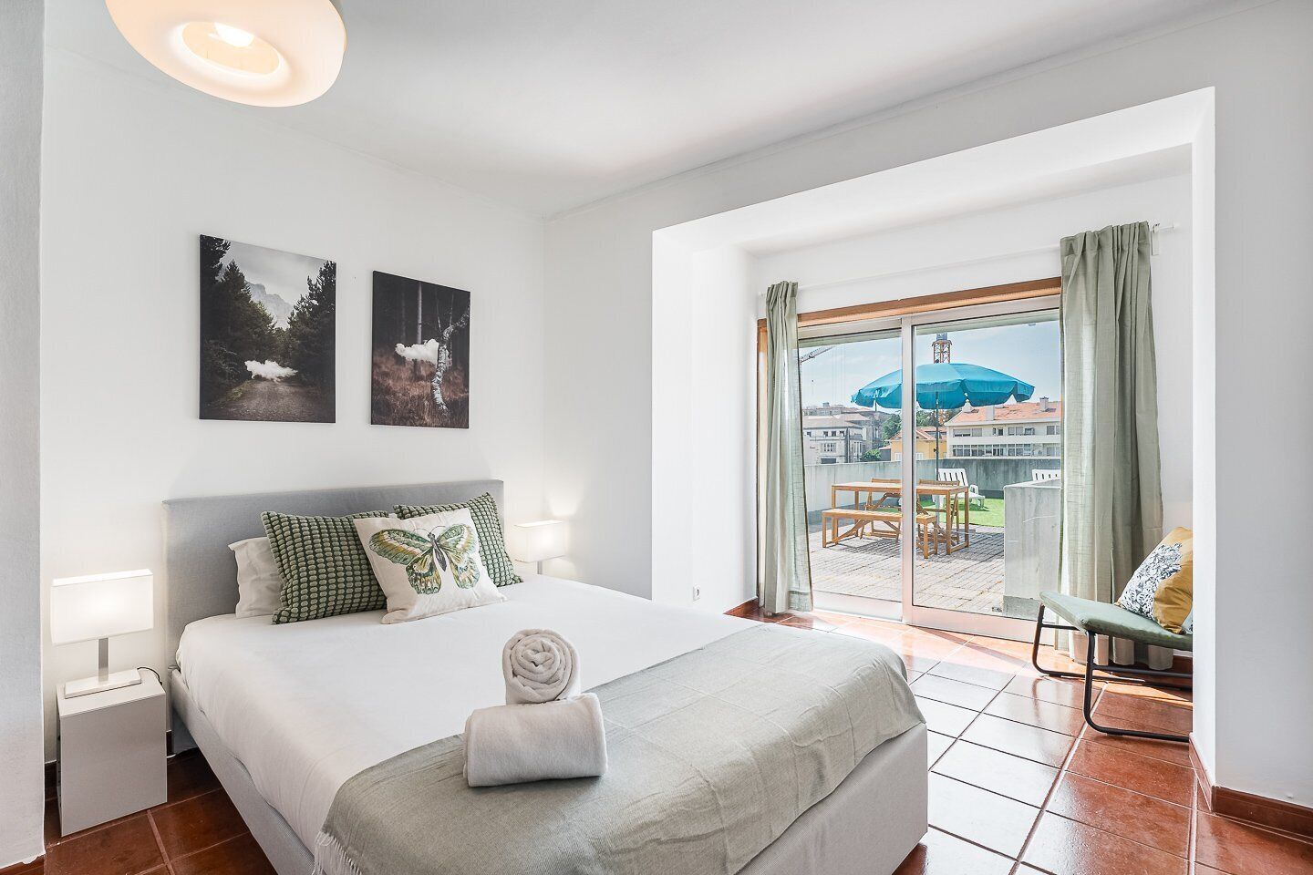 Desk, iron/ironing board, Internet, bed sheets