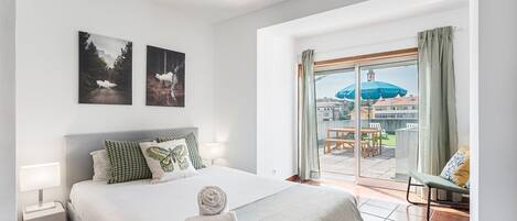 Desk, iron/ironing board, Internet, bed sheets