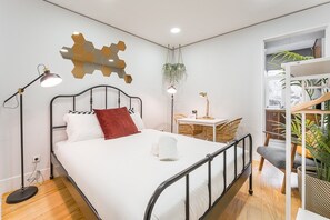 Desk, WiFi, bed sheets - GuestReady - Road to Revolution (Porto)