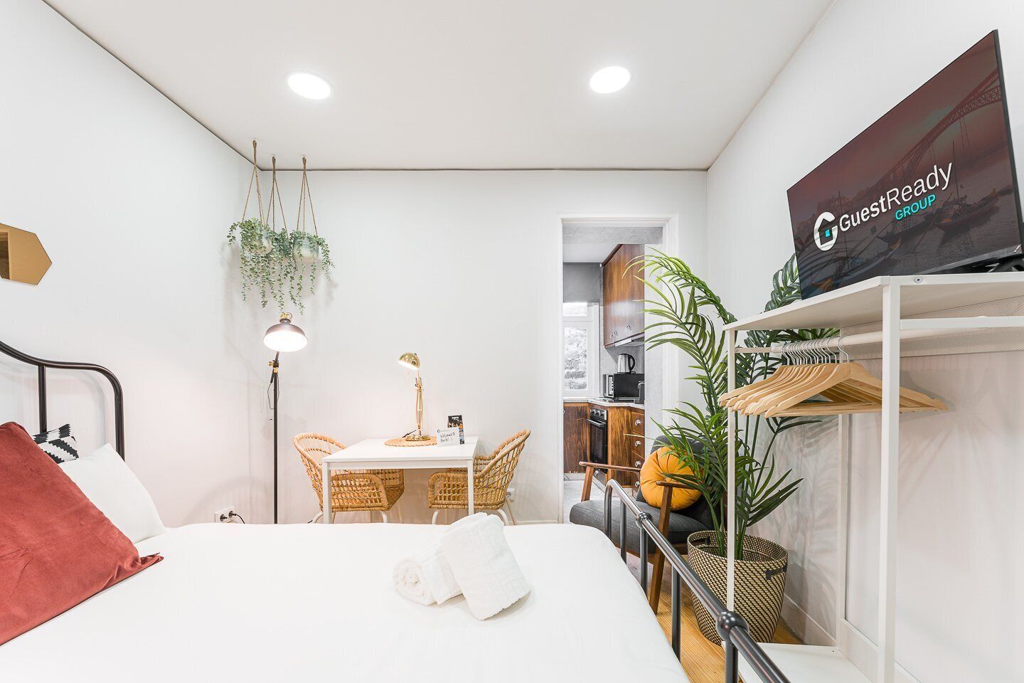 Escritorio, wifi, ropa de cama