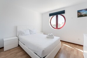 3 chambres, bureau, fer et planche à repasser, accès Internet