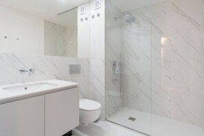 Dusche, Haartrockner, HandtĂŒcher, Seife