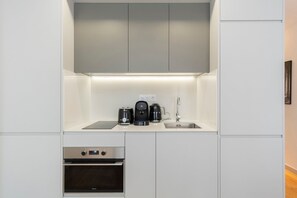 Geladeira, fogão, lava-louças, cafeteira/chaleira