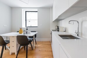 Fridge, microwave, oven, dishwasher - Trendy stay in Rua do Bonjardim (Porto)