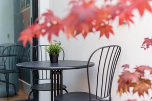 Outdoor dining - Trendy stay in Rua do Bonjardim (Porto)
