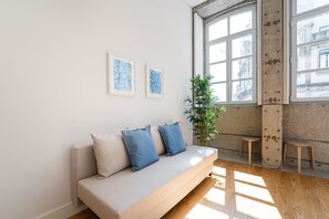 TV - GuestReady - Paramount Code Blue Home (Porto)