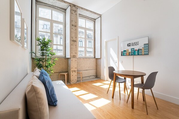 TV - GuestReady - Paramount Code Blue Home (Porto)