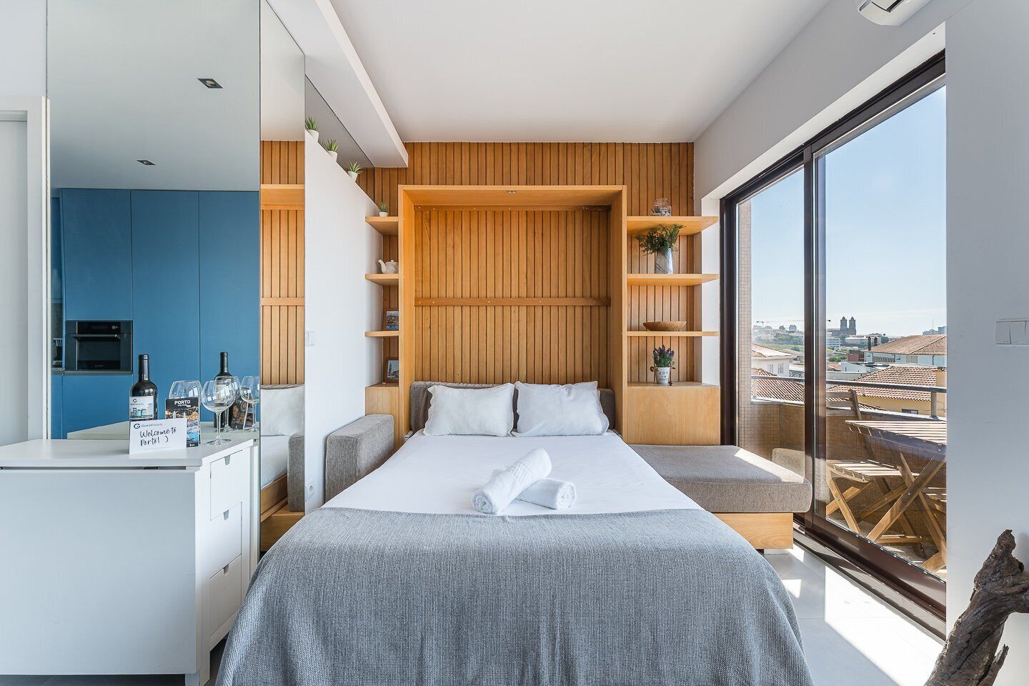 Een bureau, een strijkplank/strijkijzer, internet, beddengoed