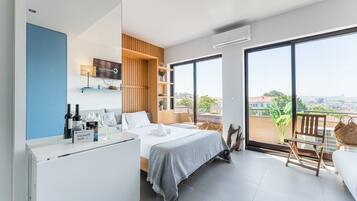 Escritorio, tabla de planchar con plancha, internet y ropa de cama